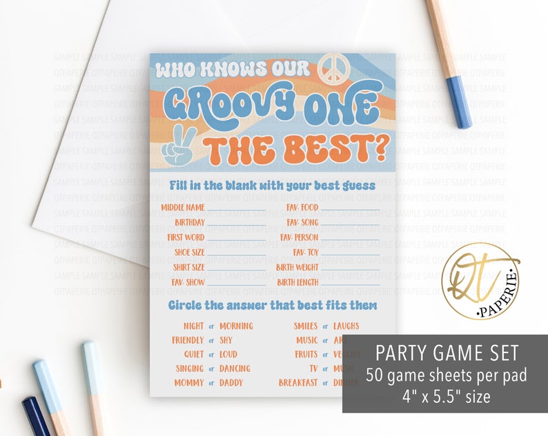 Op de afbeelding: Een groovy-thema partyspelset met 50 spelbladen per bloc. Het spel is 4 inch bij 5,5 inch en heeft een blauw en oranje kleurenschema met een vredesteken. Het spel vraagt: "Wie kent onze groovy het beste?" en bevat vragen over de middelste naam, verjaardag, favoriete eten, favoriete liedje, favoriete persoon, favoriete speelgoed, geboortegewicht en geboortelengte. Het spel bevat ook een sectie om het antwoord te omcirkelen dat het beste bij de persoon past, zoals nacht of ochtend, vriendelijk of verlegen, glimlachen of lachen, muziek of kunst, fruit of groenten, tv of films, en mama of papa.
