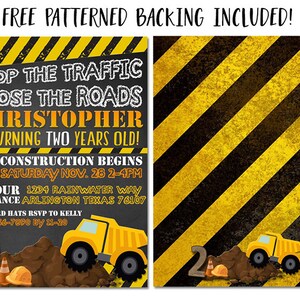 Op de afbeelding: Verjaardags uitnodiging met een bouwthema met een gele kiepwagen op een heuvel van aarde. De uitnodiging luidt "Stop the Traffic Close the Roads Christopher is turning two years old!" en bevat details over het feest. De achtergrond is een geel en zwart gestreept patroon.