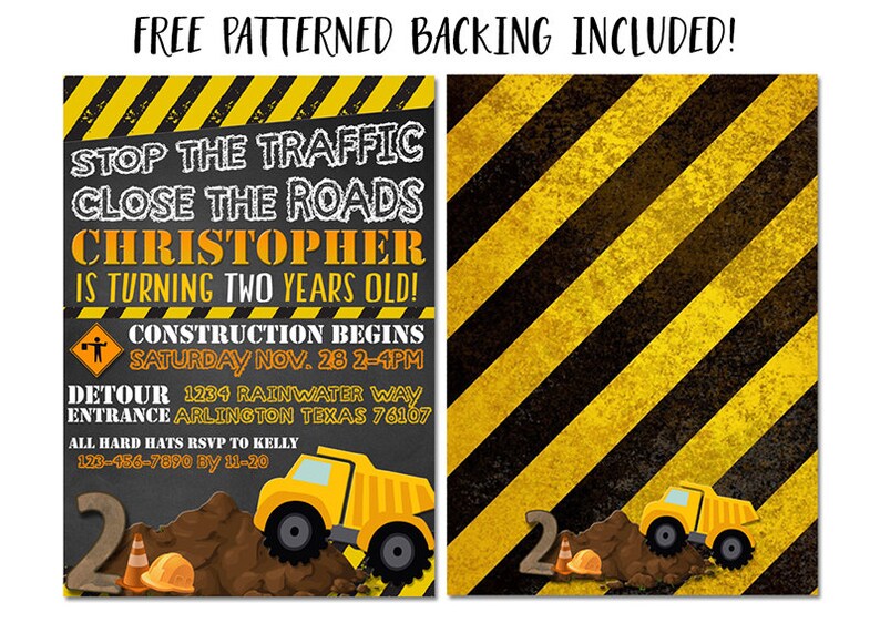 Op de afbeelding: Verjaardags uitnodiging met een bouwthema met een gele kiepwagen op een heuvel van aarde. De uitnodiging luidt "Stop the Traffic Close the Roads Christopher is turning two years old!" en bevat details over het feest. De achtergrond is een geel en zwart gestreept patroon.