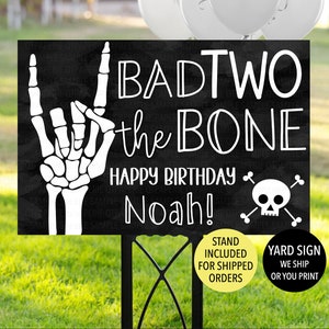 Malo DOS el signo de bienvenida del cumpleaños del hueso, signo de la mano del esqueleto, mal 2 el signo del patio del segundo cumpleaños del hueso, decoración de la fiesta de cumpleaños de los huesos del cráneo