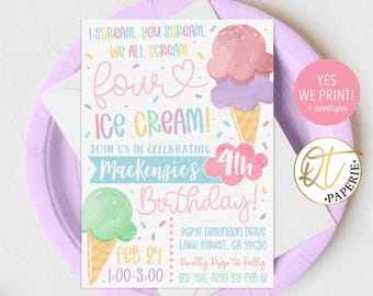 Puede incluir: Una invitación en colores pastel para una fiesta de cuarto cumpleaños. La invitación presenta ilustraciones de conos de helado y el texto "I SCREAM, YOU SCREAM, WE ALL SCREAM, FOUR ICE CREAM!". La invitación incluye el nombre "Mackenzie's" y la fecha.