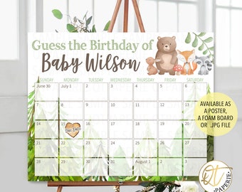Könnte beinhalten: Ein druckbares Babyparty-Spiel mit Waldthema. Das Spiel ist ein Kalender mit einem markierten Geburtstermin. Die Gäste können das Geburtsdatum des Babys erraten. Der Kalender ist mit grünen Bäumen und niedlichen Waldtieren verziert, darunter ein Bär, ein Fuchs und ein Waschbär.
