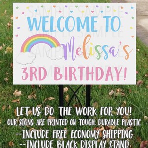 K&ouml;nnte beinhalten: Ein wei&szlig;es Schild mit einem Regenbogen und Wolken, dem Text "WELCOME TO Melissa's 3RD BIRTHDAY!" und dem Text "LET US DO THE WORK FOR YOU! OUR SIGNS ARE PRINTED ON TOUGH. DURABLE PLASTIC --INCLUDE FREE ECONOMY SHIPPING --INCLUDE BLACK DISPLAY STAND"