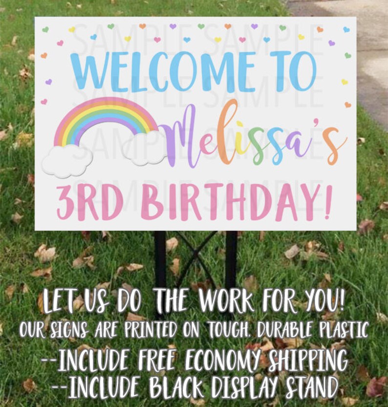 K&ouml;nnte beinhalten: Ein wei&szlig;es Schild mit einem Regenbogen und Wolken, dem Text "WELCOME TO Melissa's 3RD BIRTHDAY!" und dem Text "LET US DO THE WORK FOR YOU! OUR SIGNS ARE PRINTED ON TOUGH. DURABLE PLASTIC --INCLUDE FREE ECONOMY SHIPPING --INCLUDE BLACK DISPLAY STAND"