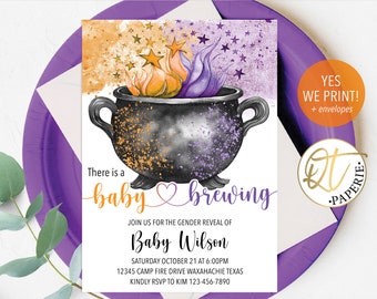 Puede incluir: Una invitación a una fiesta de revelación de género de bebé con temática de Halloween con un caldero negro con llamas y estrellas moradas y naranjas. El texto dice "There is a baby brewing. Join us for the gender reveal of Baby Wilson. Saturday October 21 at 6:00pm. 12345 Camp Fire Drive Waxahachie Texas. Kindly RSVP to Kim 123-456-7890. Yes we print! + envelopes."