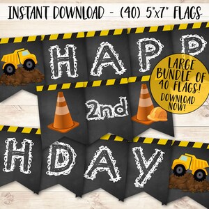 Puede incluir: Una pancarta de cumplea&ntilde;os con tem&aacute;tica de construcci&oacute;n con bordes rayados en negro y amarillo. La pancarta dice "Happy 2nd Day" en letras blancas que parecen de tiza. La pancarta incluye im&aacute;genes de un cami&oacute;n volquete amarillo, un cono de tr&aacute;fico naranja y un casco.