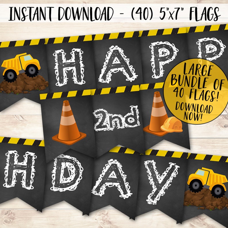 Puede incluir: Una pancarta de cumplea&ntilde;os con tem&aacute;tica de construcci&oacute;n con bordes rayados en negro y amarillo. La pancarta dice "Happy 2nd Day" en letras blancas que parecen de tiza. La pancarta incluye im&aacute;genes de un cami&oacute;n volquete amarillo, un cono de tr&aacute;fico naranja y un casco.