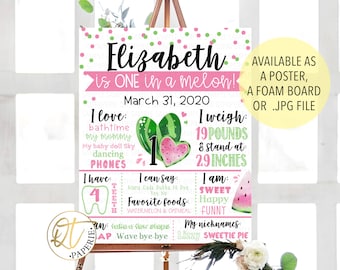 Könnte beinhalten: Ein rosa-grünes Wassermelonen-First-Birthday-Schild mit dem Namen Elizabeth und dem Text "is ONE in a melon!"  31. März 2020.  Das Schild listet Details über das Kind auf, darunter Gewicht, Größe, Lieblingsessen und Dinge, die es sagen kann.