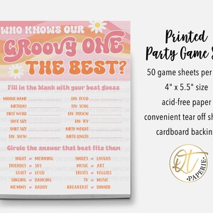 Op de afbeelding: Een roze en oranje printbare partygame-set met de tekst "Wie kent onze Groovy One het beste?" Het spel bevat een lijst met vragen om te raden over een persoon, zoals hun favoriete eten, liedje en speelgoed. Het spel bevat ook een sectie om de antwoorden te omcirkelen die het beste bij hen passen, zoals "nacht of ochtend", "vriendelijk of verlegen" en "ontbijt of diner". Het spel is gedrukt op zuurvrij papier met een kartonnen achterkant en wordt geleverd met 50 spelbladen per bloc. De spelbladen zijn 4 inch bij 5,5 inch.