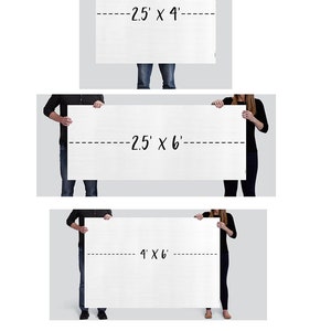 Pu&ograve; includere: Confronto delle dimensioni di quattro diverse stampe su tela. Le stampe sono tenute da persone e mostrano le dimensioni in piedi: 2,5' x 4', 2,5' x 6', 4' x 6' e 4' x 8'.