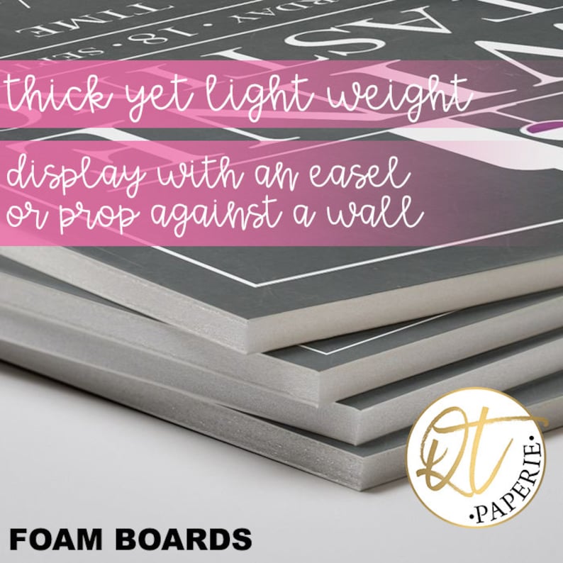 Op de afbeelding: Close-up van een stapel grijze schuimplaten. De platen zijn dik maar licht, waardoor ze gemakkelijk te tonen zijn met een ezel of tegen een muur te plaatsen. De tekst "thick yet light weight" en "display with an easel or prop against a wall" is op de platen gedrukt. De tekst "FOAM BOARDS" is onder de stapel platen gedrukt.