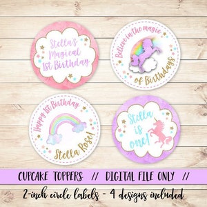 K&ouml;nnte beinhalten: Vier runde Cupcake-Topper mit einem Einhorn-Motiv im Durchmesser von 5 cm. Die Topper haben einen rosa-wei&szlig;en Aquarellhintergrund mit goldenen Glitzerakzenten. Der Text auf den Toppern lautet "Stella's Magical 1st Birthday", "Happy 1st Birthday Stella Rose", "Believe in the Magic of Birthdays" und "Stella is one!"