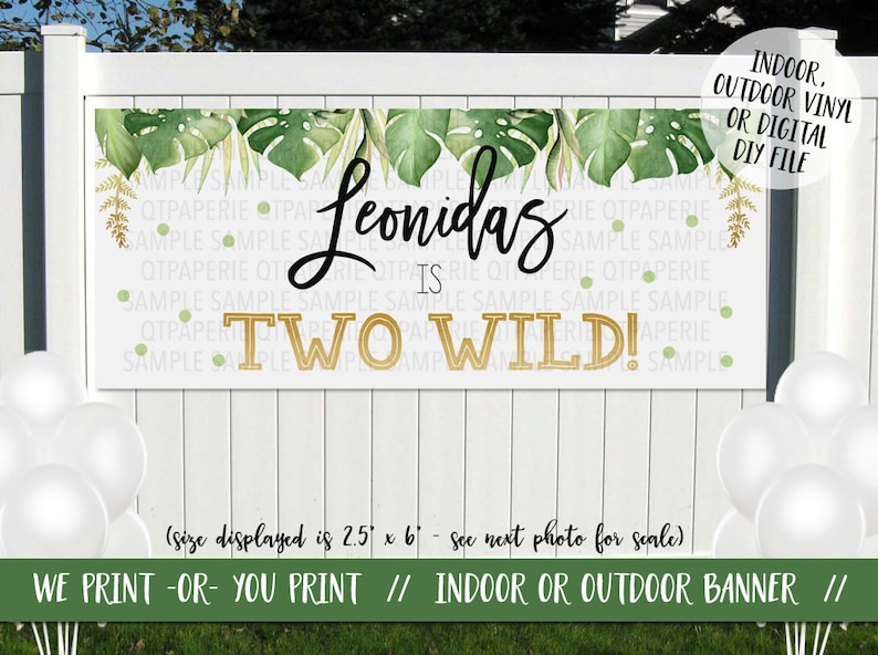 Pu&ograve; includere: Uno striscione verde e dorato con il testo "Leonidas is Two Wild!" Lo striscione &egrave; decorato con foglie tropicali e dettagli dorati. Lo striscione misura 76 cm per 183 cm.