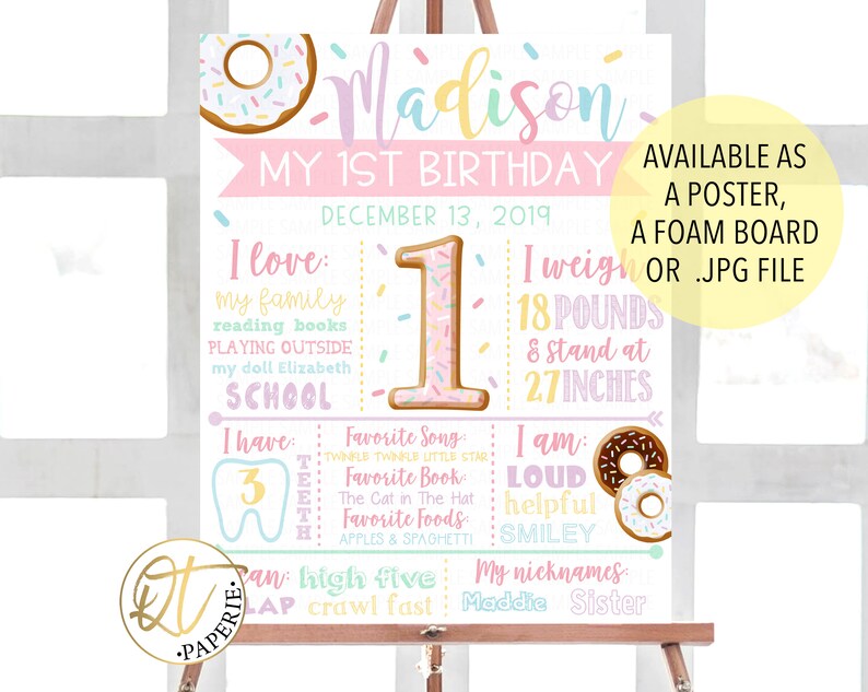 K&ouml;nnte beinhalten: Ein rosafarbenes und gelbes Donut-First-Birthday-Schild mit dem Namen Madison, dem Datum 13. Dezember 2019 und Details zum Alter, Gewicht, Gr&ouml;&szlig;e, Lieblingsdingen und Spitznamen des Kindes. Das Schild ist als Poster, Schaumstoffplatte oder JPG-Datei erh&auml;ltlich.