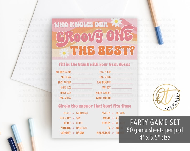 Op de afbeelding: Een roze en oranje groovy-thema partyspelblad met de tekst "Who Knows Our Groovy One The Best?" en een invulspel met vragen over de favoriete dingen van een persoon en persoonlijke details. Het spelblad bevat ook een multiple-choice sectie met vragen als "Nacht of Ochtend" en "Glimlachen of Lachen". Onderaan het blad staat "Party Game Set 50 game sheets per pad 4" x 5.5" size".