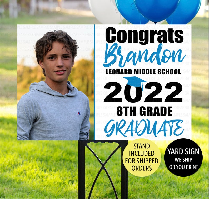 K&ouml;nnte beinhalten: Ein wei&szlig;es Schild f&uuml;r den Garten mit einer blauen Abschluss-Kappe, schwarzem Text, der "Congrats Brandon Leonard Middle School 2022 8th Grade Graduate" lautet, und einem Foto eines jungen Mannes. Das Schild enth&auml;lt auch den Text "Stand Included for Shipped Orders" und "Yard Sign We Ship or You Print".