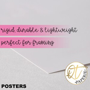 Op de afbeelding: Close-up van een wit posterbord met een roze verloop. De tekst "rigid, durable & lightweight" en "perfect for framing" is in het zwart geschreven. De tekst "POSTERS" is in het zwart onderaan de afbeelding geschreven. Een gouden cirkel met de letters "QT" en de tekst "PAPERIE" is zichtbaar in de rechterbenedenhoek.