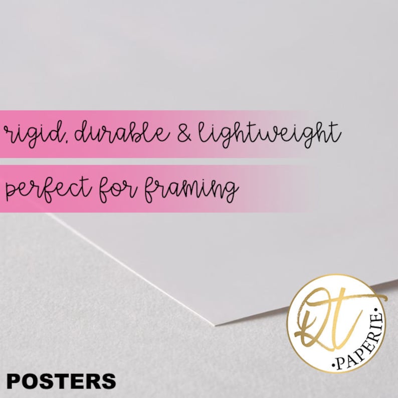 Op de afbeelding: Close-up van een wit posterbord met een roze verloop. De tekst "rigid, durable & lightweight" en "perfect for framing" is in het zwart geschreven. De tekst "POSTERS" is in het zwart onderaan de afbeelding geschreven. Een gouden cirkel met de letters "QT" en de tekst "PAPERIE" is zichtbaar in de rechterbenedenhoek.