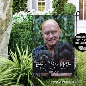 Pode incluir: Bandeira de jardim personalizada com foto de um homem e dois c&atilde;es pretos. A bandeira inclui o texto "Richard 'PaPa' Matthe", uma cita&ccedil;&atilde;o e datas. Projetada para uso externo.