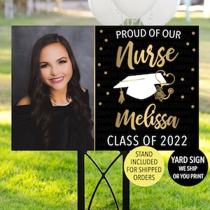 Puede incluir: Cartel de jard&iacute;n negro y dorado con una foto de una graduada, un gorro de graduaci&oacute;n blanco, un estetoscopio y el texto "Proud of our Nurse Melissa Class of 2022".