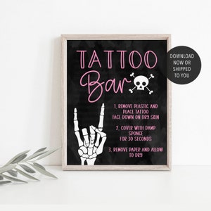 Girl Bad TWO the Bone tatouage barre signe, barre de tatouage tête de mort os, roche rose sur le signe de fête d&#39;anniversaire, Bad 2 the Bone anniversaire jeu, décoration de fête
