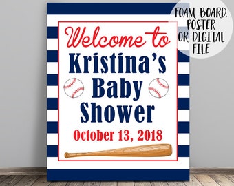 Puede incluir: Un cartel de bienvenida para un baby shower con temática de béisbol. El cartel es de rayas azules y blancas con pelotas de béisbol rojas y blancas y un bate de béisbol rojo y marrón. El texto dice "Bienvenido a Kristina's Baby Shower 13 de octubre de 2018".