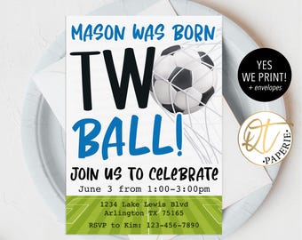 Könnte beinhalten: Eine Einladung zum Thema Fußball mit dem Text "MASON WAS BORN TWO BALL!" in Blau und Schwarz. Ein Fußball ist in einem Netz abgebildet. Die Einladung enthält Veranstaltungsdetails und RSVP-Informationen. Die Einladung befindet sich auf weißem Hintergrund.