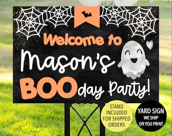 Puede incluir: Cartel de jardín de Halloween negro y naranja con un fantasma y telarañas. El cartel dice "¡Bienvenido a la fiesta de BOO de Mason!"