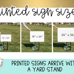 Op de afbeelding: Drie witte borden met zwarte tekst die verschillende maten laten zien: 12" x 18", 18" x 24" en 24" x 36". Elk bord wordt door een persoon in een grasveld vastgehouden en is bevestigd aan een zwarte metalen tuinstandaard. De tekst "printed sign sizes" staat bovenaan de afbeelding. De tekst "PRINTED SIGNS ARRIVE WITH A YARD STAND" staat onderaan de afbeelding.