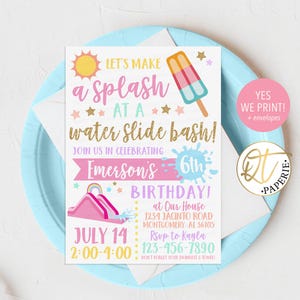 Puede incluir: Una tarjeta de invitaci&oacute;n rectangular con un sol amarillo, un helado y un tobog&aacute;n de agua rosa. El texto dice: LET'S MAKE A SPLASH AT A water slide bash! JOIN US IN CELEBRATING Emerson's 6th BIRTHDAY! JULY 14 2:00-4:00.