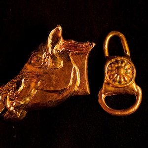 Boar&#39;s head cloak clasp - F13C