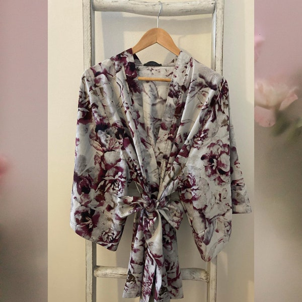 Peignoir court de style kimono gris pâle avec motifs de fleurs bourgogne, coupe ample, manches 3/4 ample, tissus de rayonne