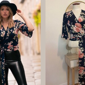 Chemisier Pour Femme De Coupe Kimono Tissu Bourgogne Aux Motifs Floraux Ajustable a La Taille De Style One Size Fait Au Quebec Etsy