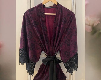 Peignoir court de style kimono de couleur pourpre avec motifs de roses, coupe ample, manches 3/4 ample, tissus de polyester très doux