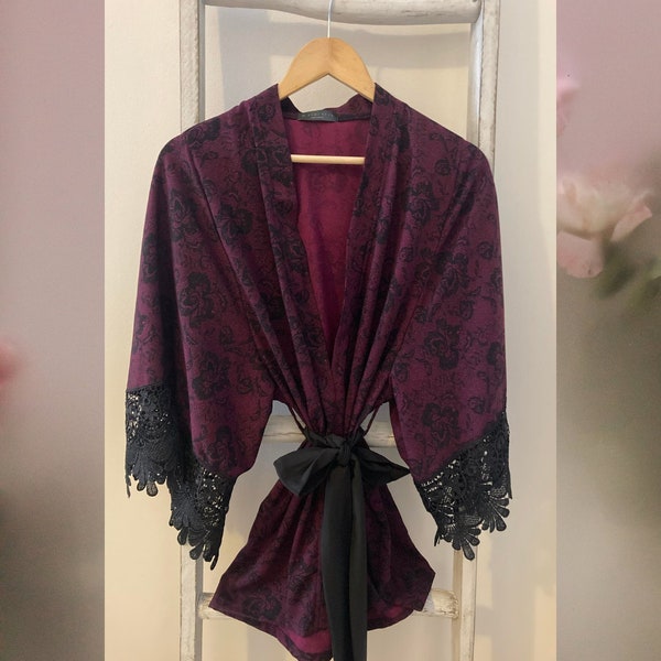 Peignoir court de style kimono de couleur pourpre avec motifs de roses, coupe ample, manches 3/4 ample, tissus de polyester très doux