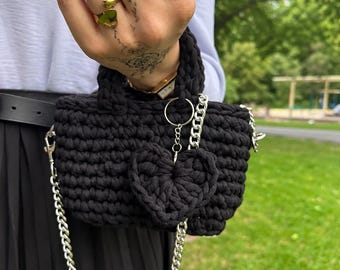 Pochette de soirée noire au crochet avec chaîne argentée et breloque cœur | Sac à main fait main avec poignée supérieure