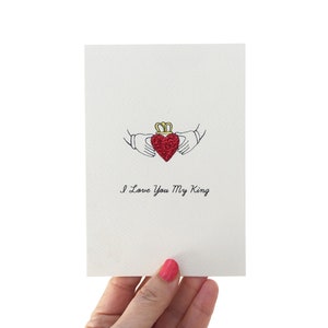 Biglietto di San Valentino Ti amo mio re, Biglietto con anello di Claddagh, Biglietto di anniversario per fidanzato o marito, Biglietto di San Valentino minimalista con cuore glitterato