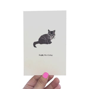 Cartão de aniversário feito à mão com um lindo gato malhado
