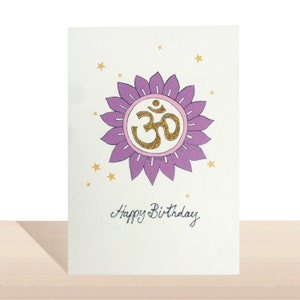 Biglietto di buon compleanno con fiore di loto Ohm, biglietto fatto a mano con dettagli glitter dorati, biglietto di yoga e meditazione per un amico, biglietto d'arte illustrato