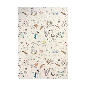Puede incluir: Papel blanquecino con un patrón repetido de ilustraciones coloridas del zodíaco. Cada signo se representa con dibujos caprichosos, incluyendo un carnero, una balanza, un cangrejo, un león y un escorpión, entre otros. Pequeñas estrellas y estrellas fugaces están dispersas.