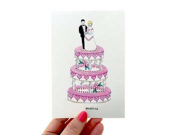Pode incluir: Um bolo de casamento rosa de três andares com cobertura branca e corações rosa. Uma figura de noiva e noivo está no topo do bolo. O bolo é decorado com flores rosa. O texto "Wedding" está escrito abaixo do bolo.