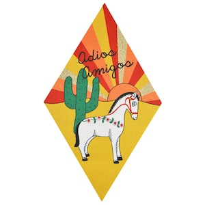 Puede incluir: Un parche amarillo en forma de diamante con una escena de puesta de sol, un cactus, un caballo blanco y el texto "Adios Amigos".