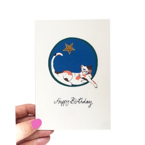 Carte d'anniversaire de chat calicot, carte de chat détendue faite main avec des reflets scintillants d'or