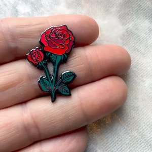 Broche de lapela com rosa vermelha e haste verde, broche de esmalte duro, presente de Dia dos Namorados para ela, presente de aniversário