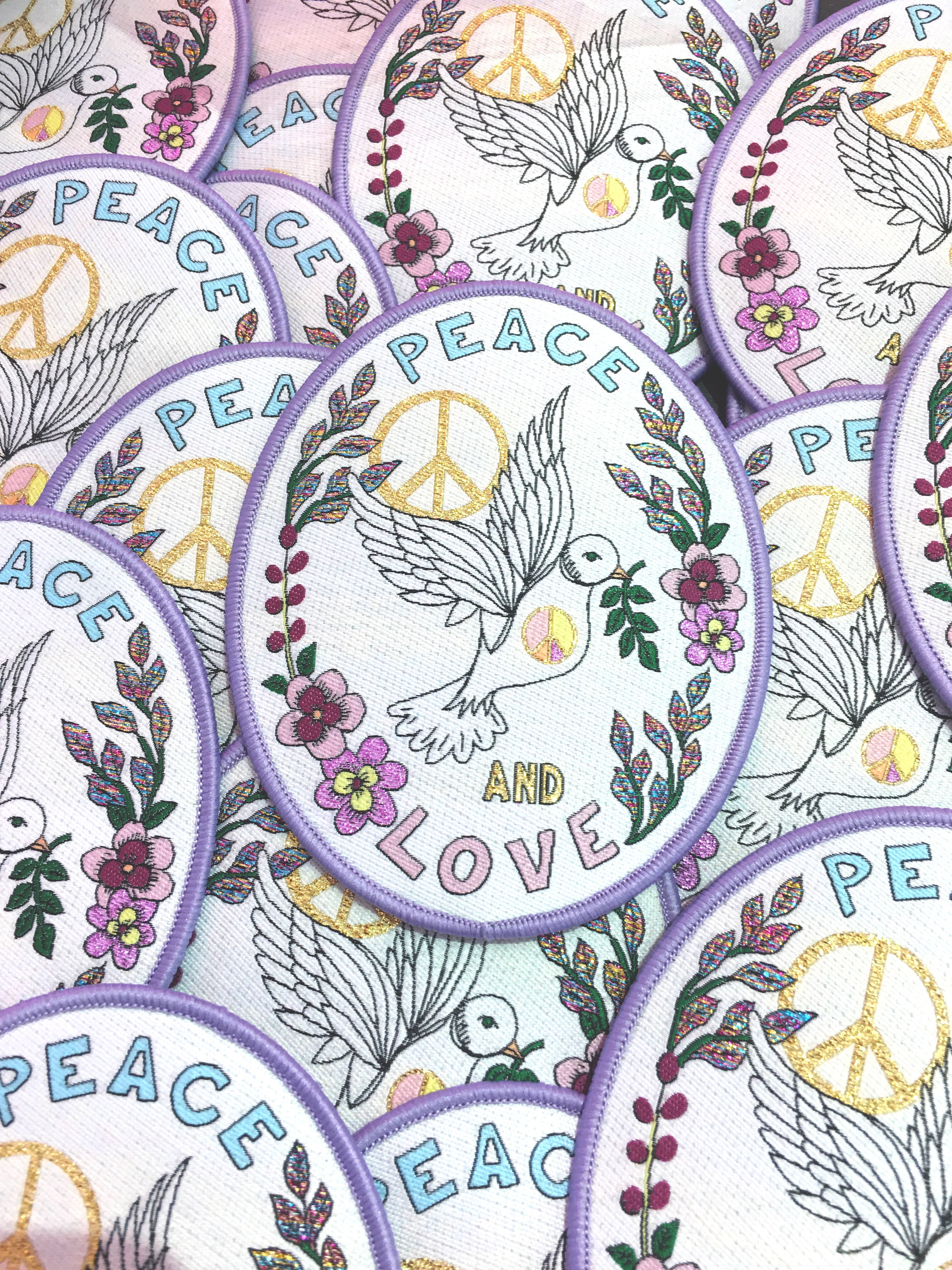 Bestickter Aufnäher 'Love And Peace' | Zum Aufbügeln | 7,5 X 4,7 Cm | Für Kleidung, Rucksäcke & Jacken