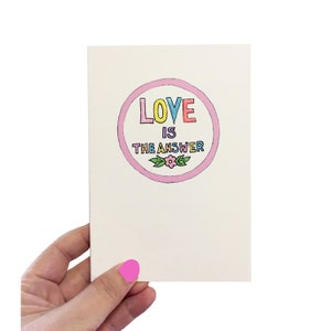 Liefde is het antwoord kleurrijke glitterkaart voor Pride Month Valentijnsdag verjaardag of jubileum, John Lennon citeer handgemaakte kaart