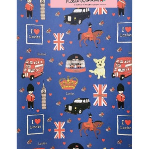 Peut inclure: Un papier d'emballage bleu avec un motif répété d'illustrations sur le thème de Londres. Les illustrations comprennent un bus à impériale rouge, un taxi noir, une couronne, un drapeau de l'Union Jack, un cœur rouge avec les mots "I Love London", un globe à neige avec Buckingham Palace, une cabine téléphonique rouge, un corgi et un garde royal. Le texte "Rosie Wonders" est imprimé en rose en haut de la feuille.