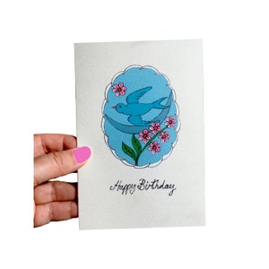 Cartão de aniversário de pássaro andorinha, cartão floral feito à mão com destaques de brilho rosa