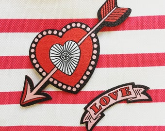 Parches termoadhesivos con temática de amor: corazón y flecha, texto Love - Fabricados en el Reino Unido