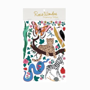 Puede incluir: Una hoja de tatuajes temporales con una variedad de animales de la selva, incluyendo un leopardo, una cebra, una serpiente, una mariposa y un pájaro carpintero. Los tatuajes están rodeados de flores y hojas.